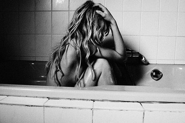 Голая сучка в черно-белом ролике принимает ванну и сушит волосы